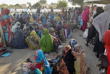 A gathering of displaced families affected by the ongoing conflict in Central Darfur ©UNHCR